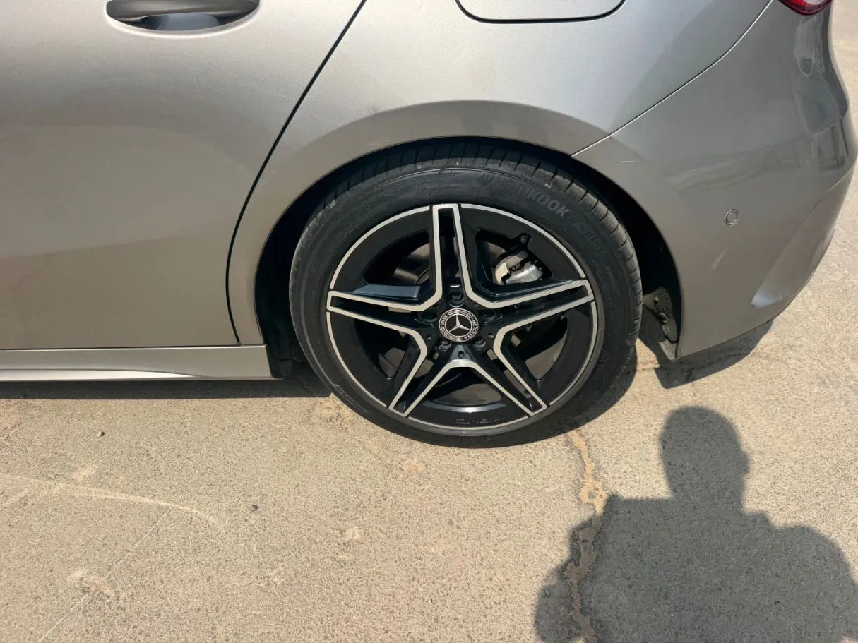 Car image 9