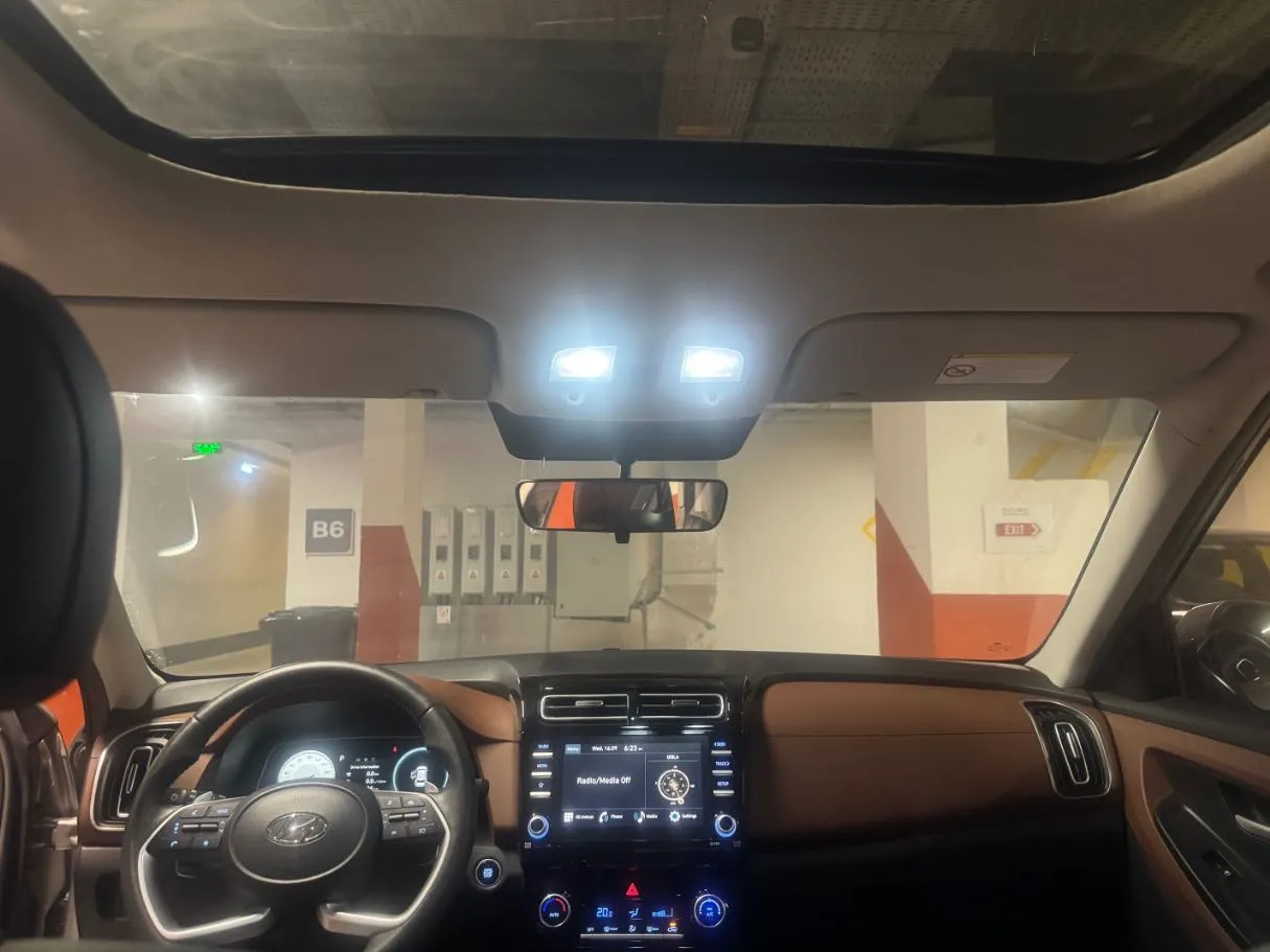 Car image 14