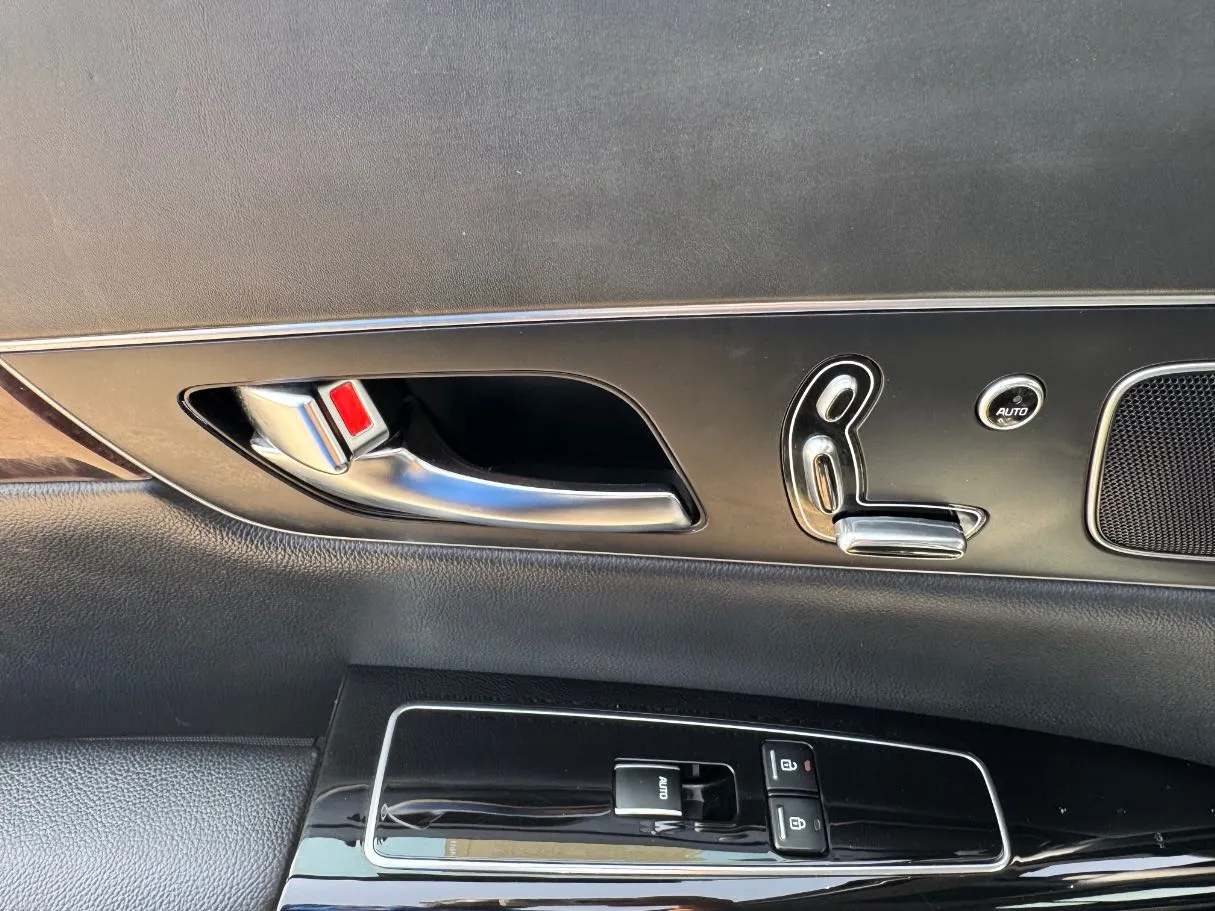 Car image 25