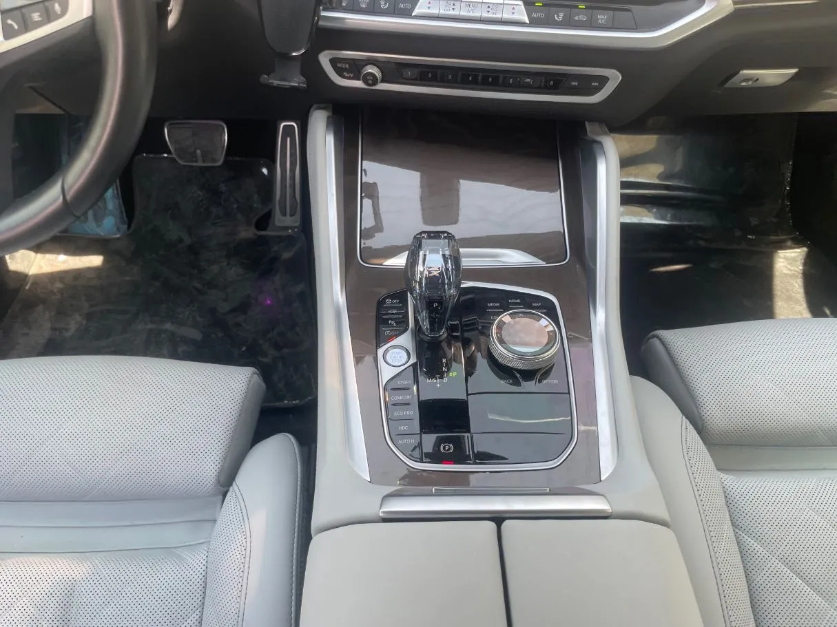 Car image 18