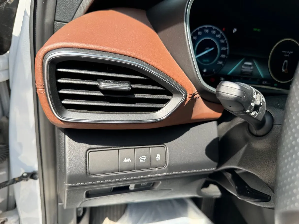 Car image 26
