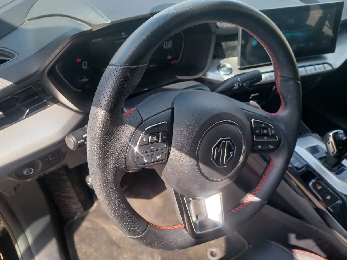 Car image 19