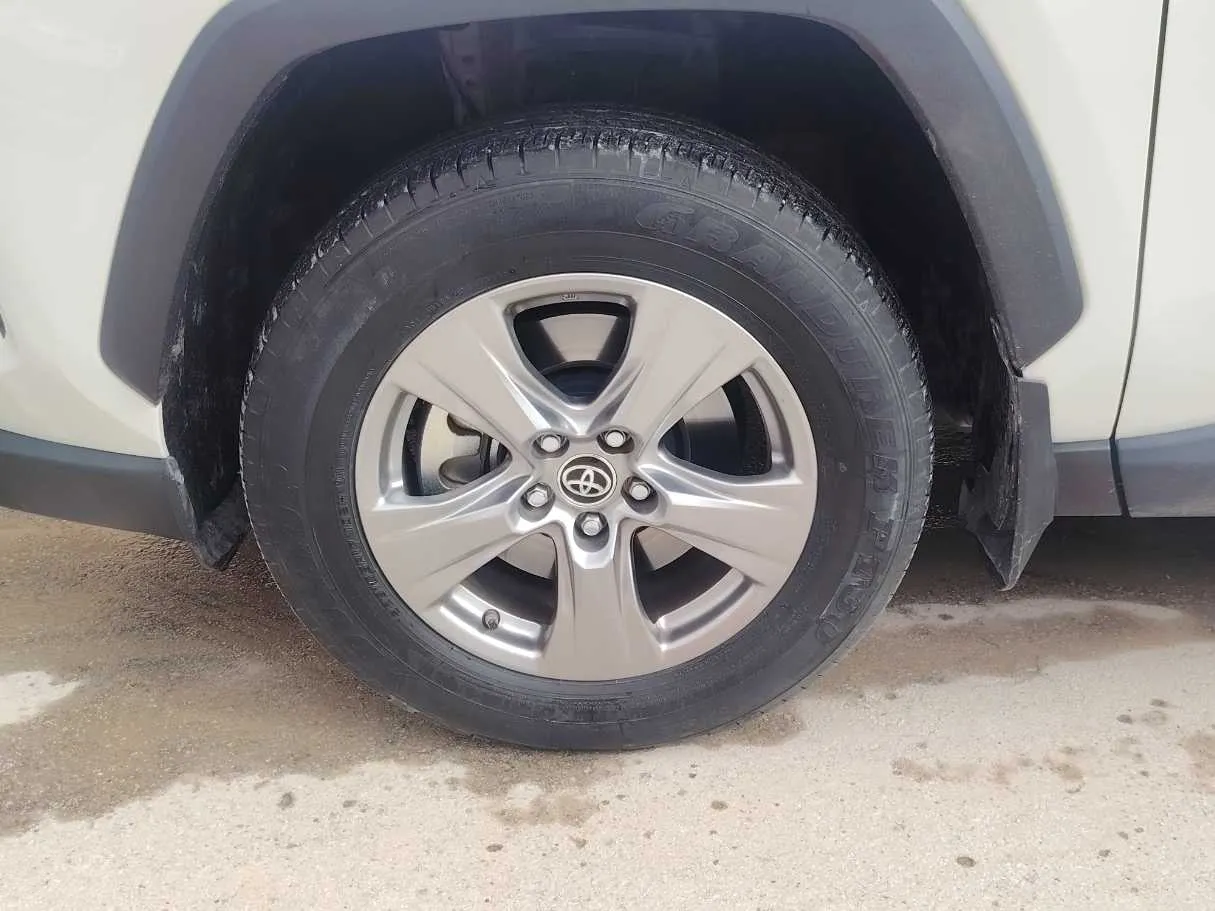 Car image 10