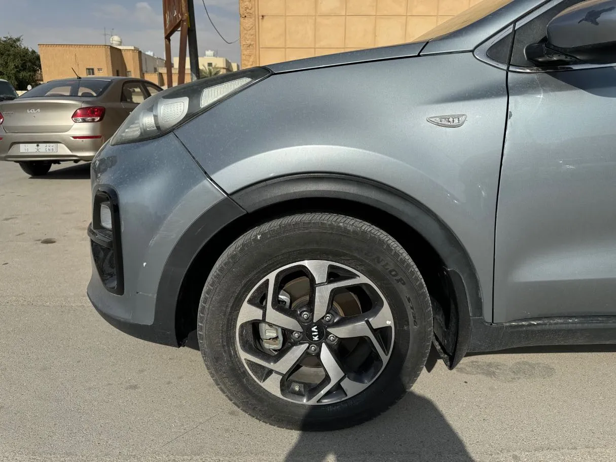 Car image 9