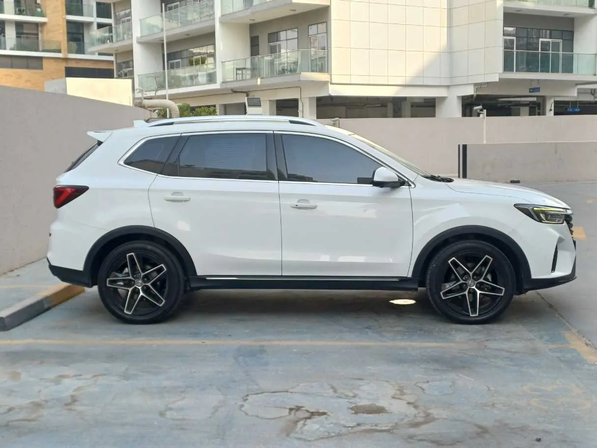 Car image 3