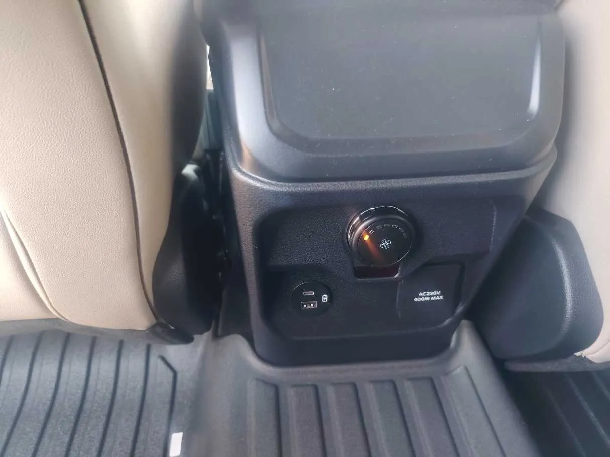 Car image 24