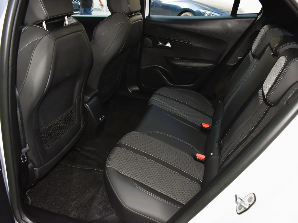 Car image 12