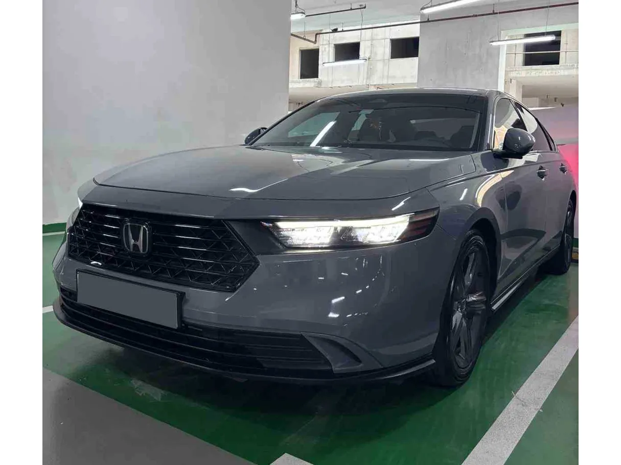 Car image 4