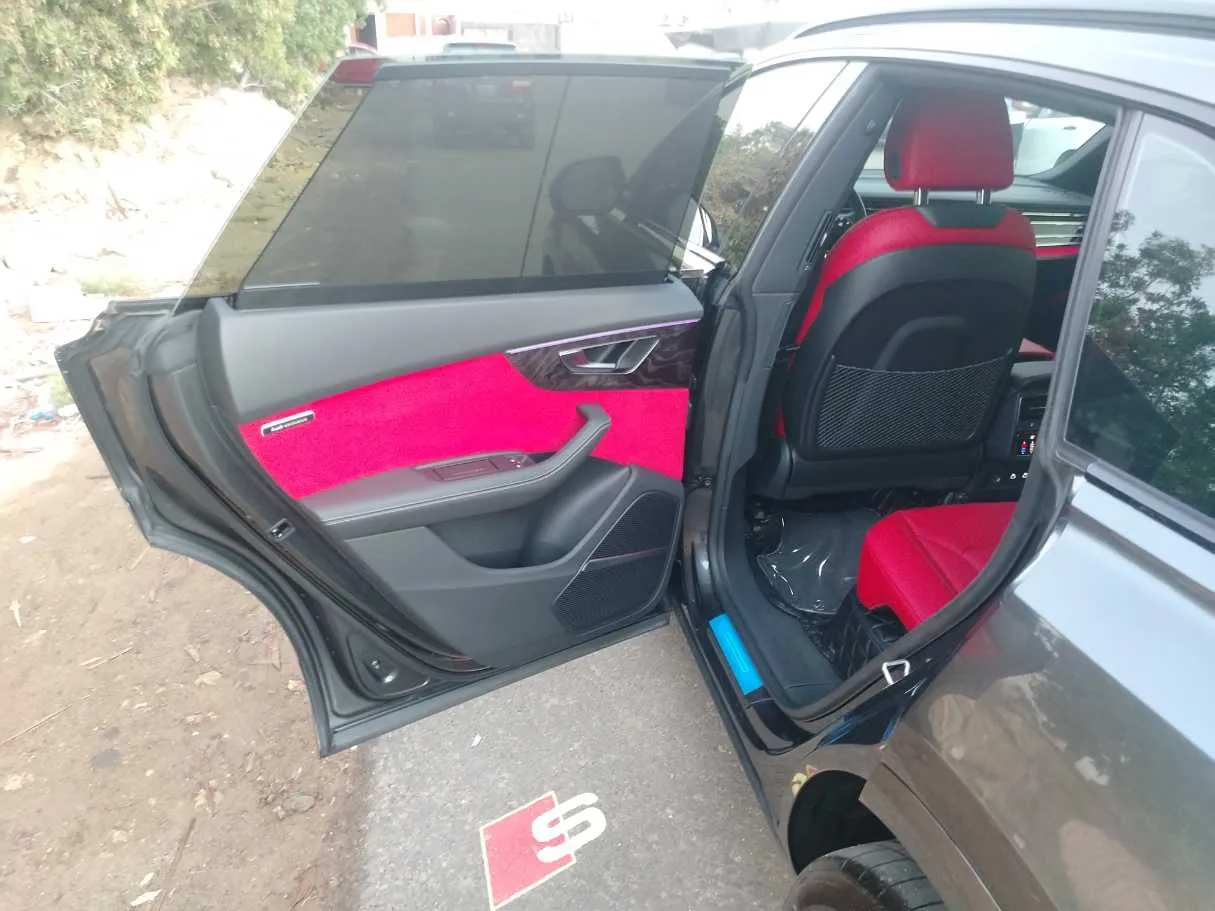 Car image 14