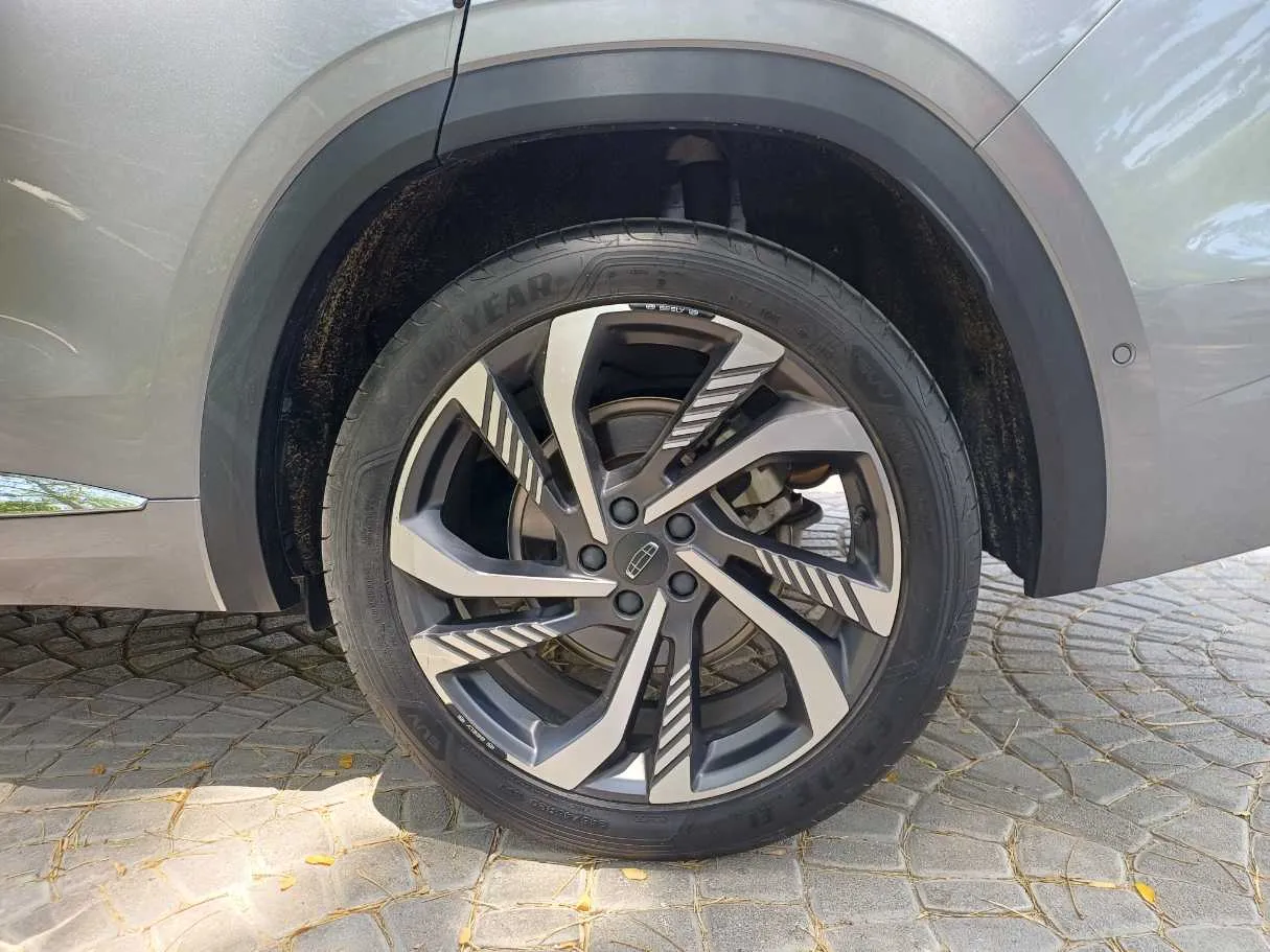 Car image 9