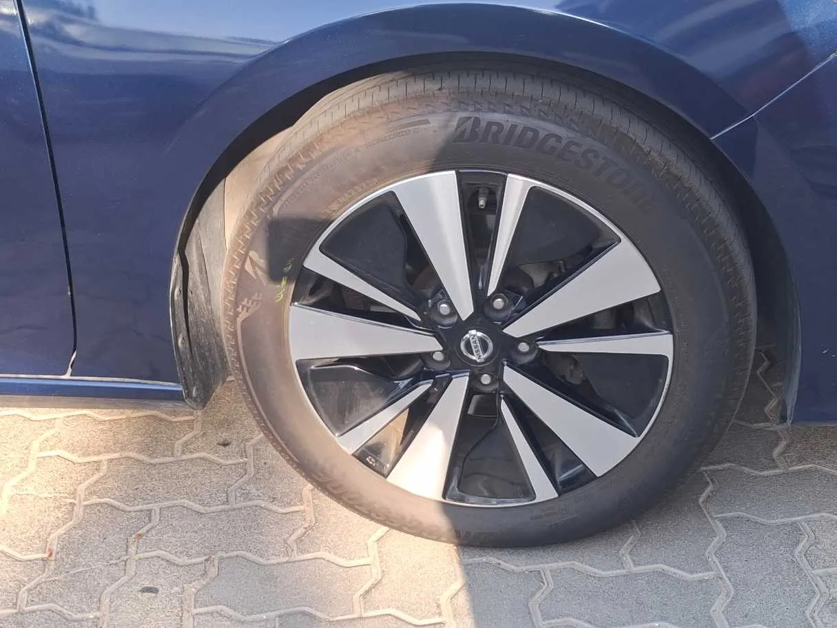 Car image 9