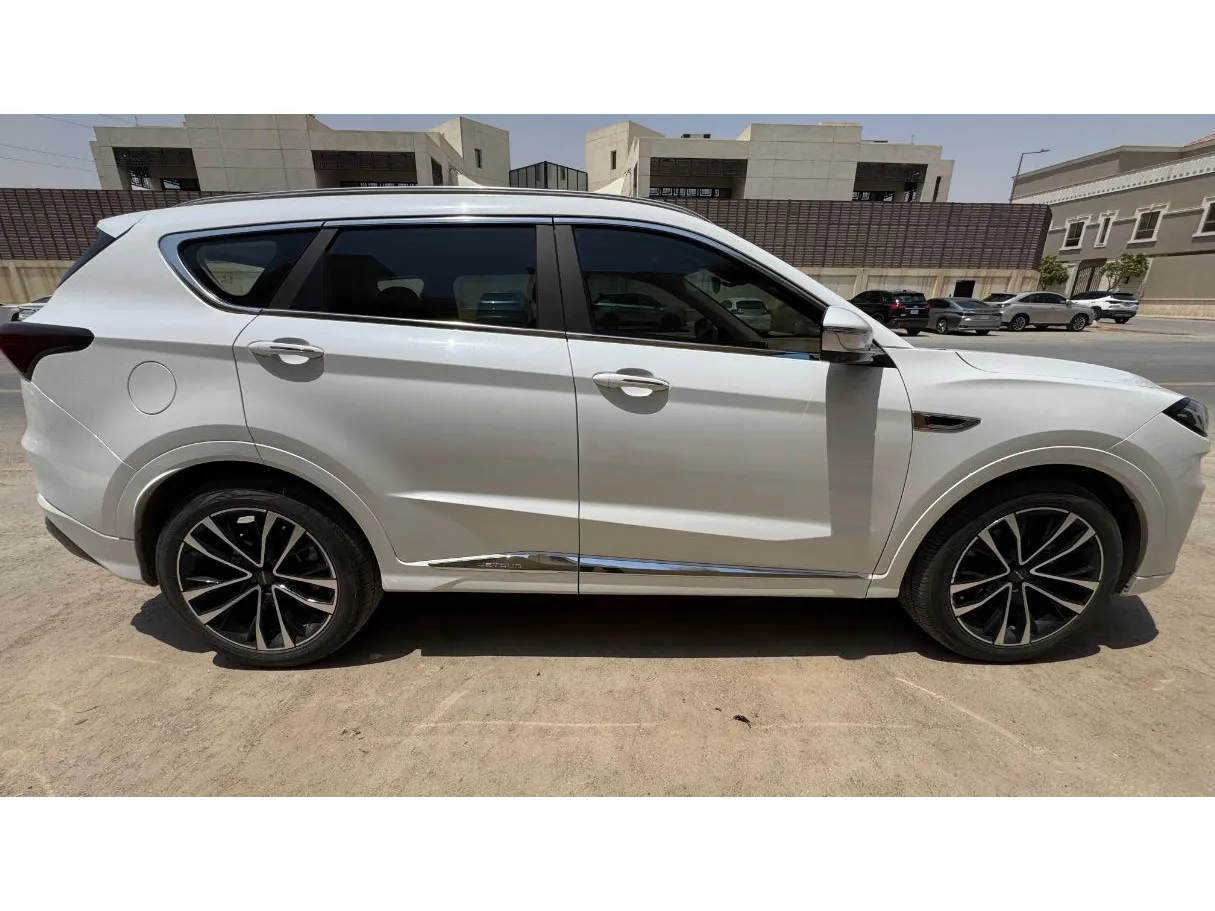 Car image 4