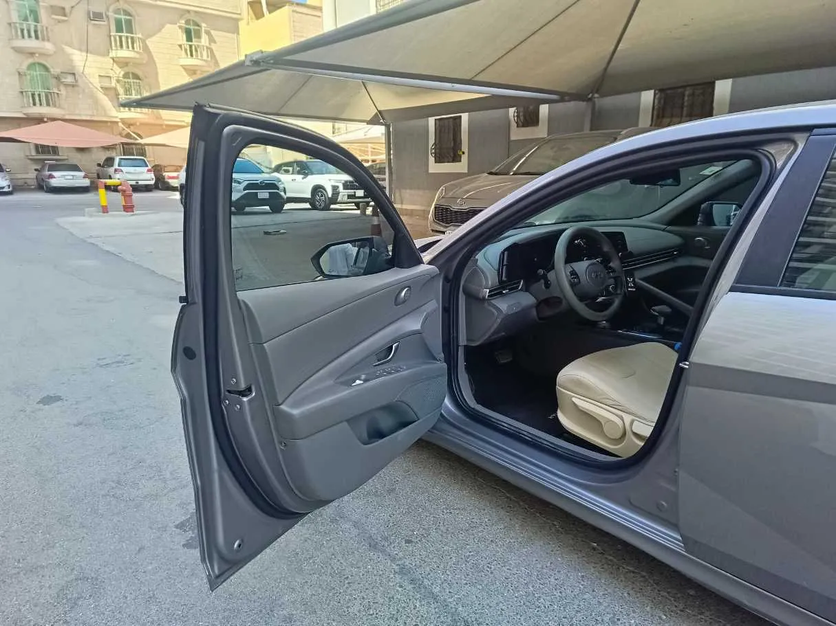 Car image 11