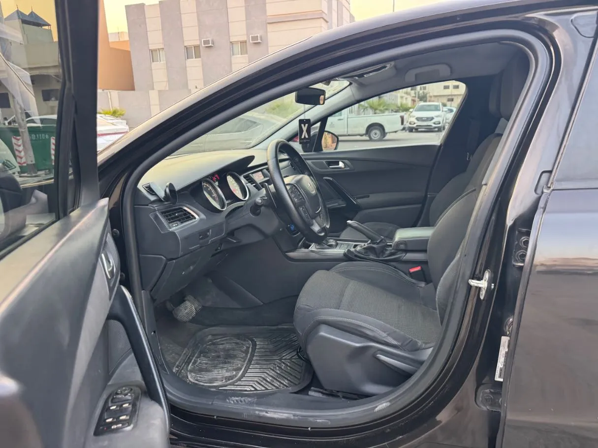 Car image 12