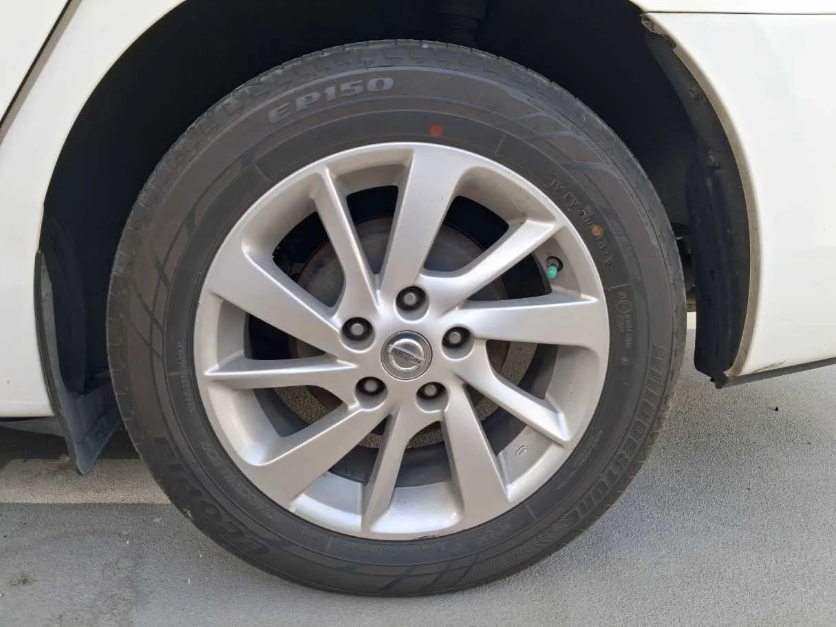 Car image 9
