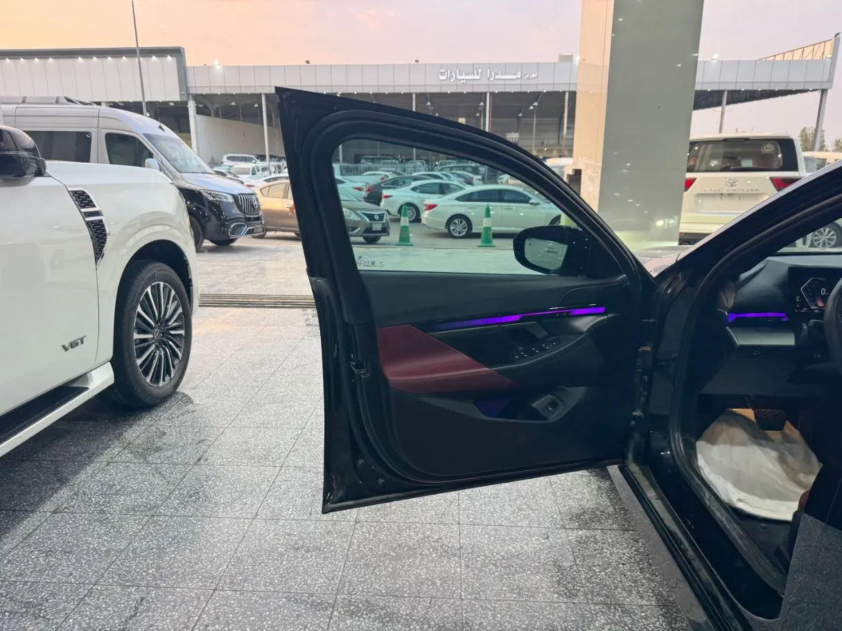 Car image 10