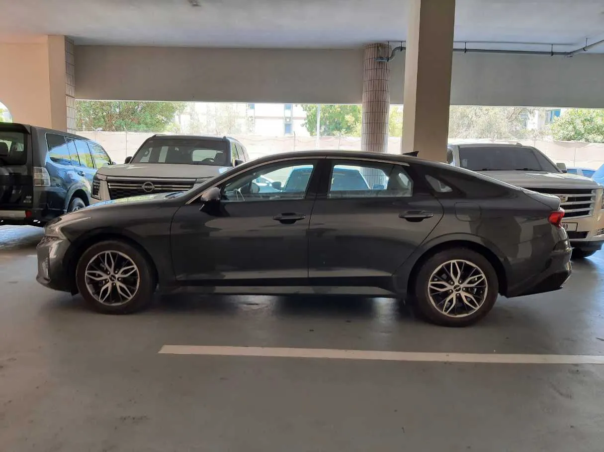 Car image 4