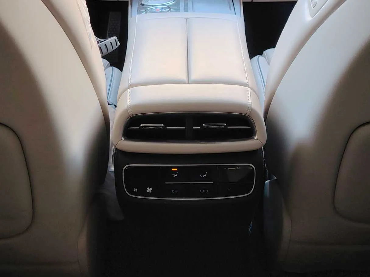 Car image 32