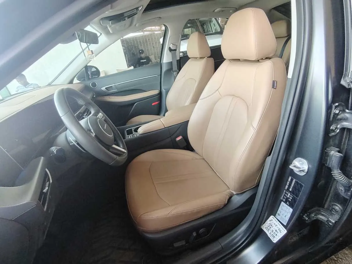 Car image 16