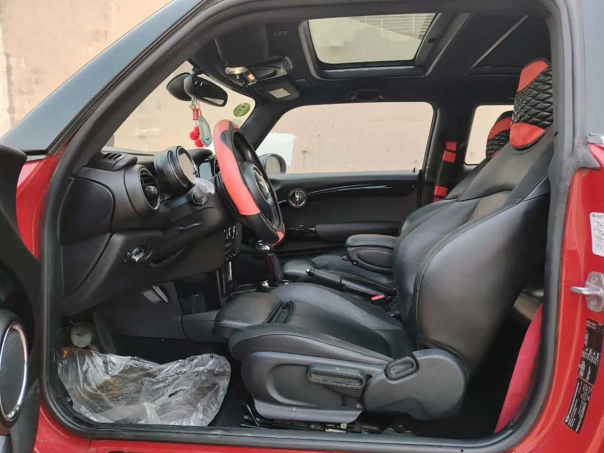 Car image 14