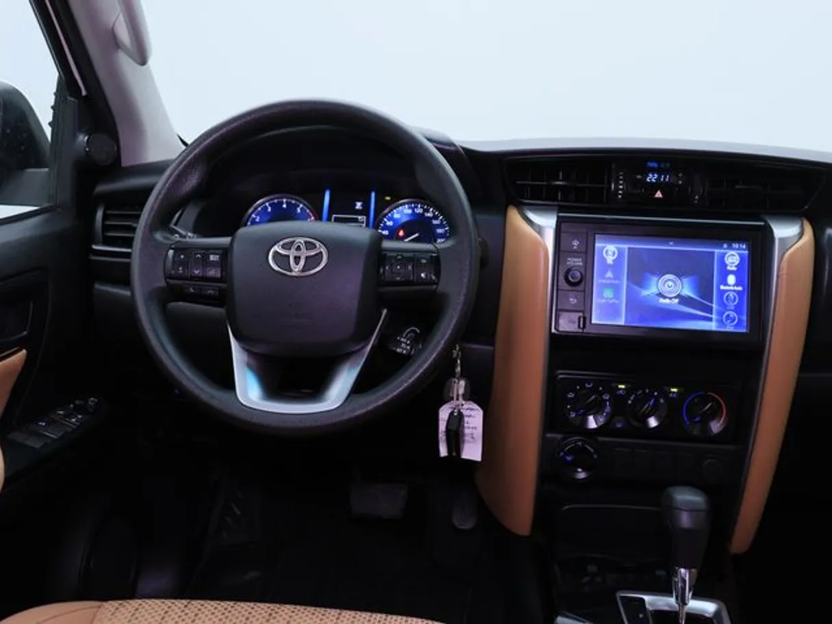 Car image 15