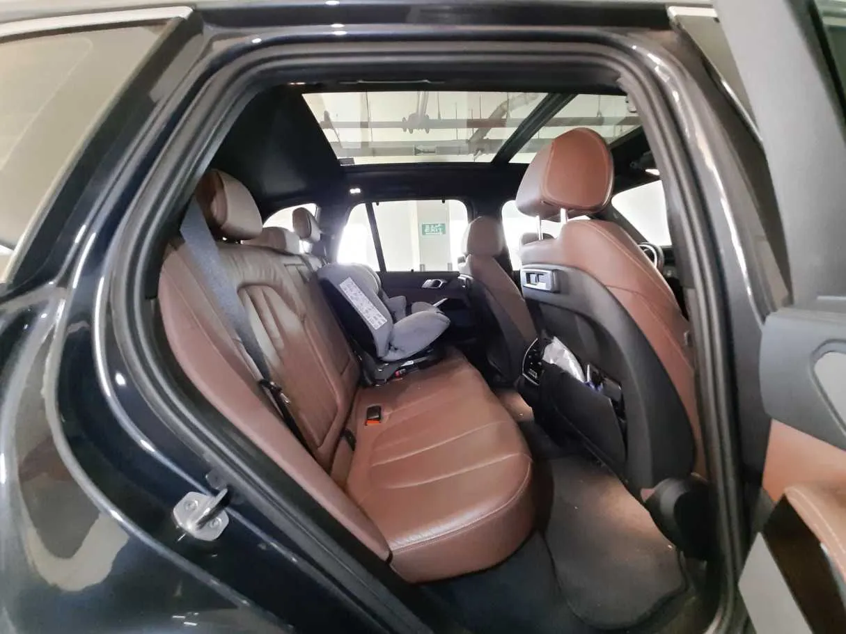 Car image 13