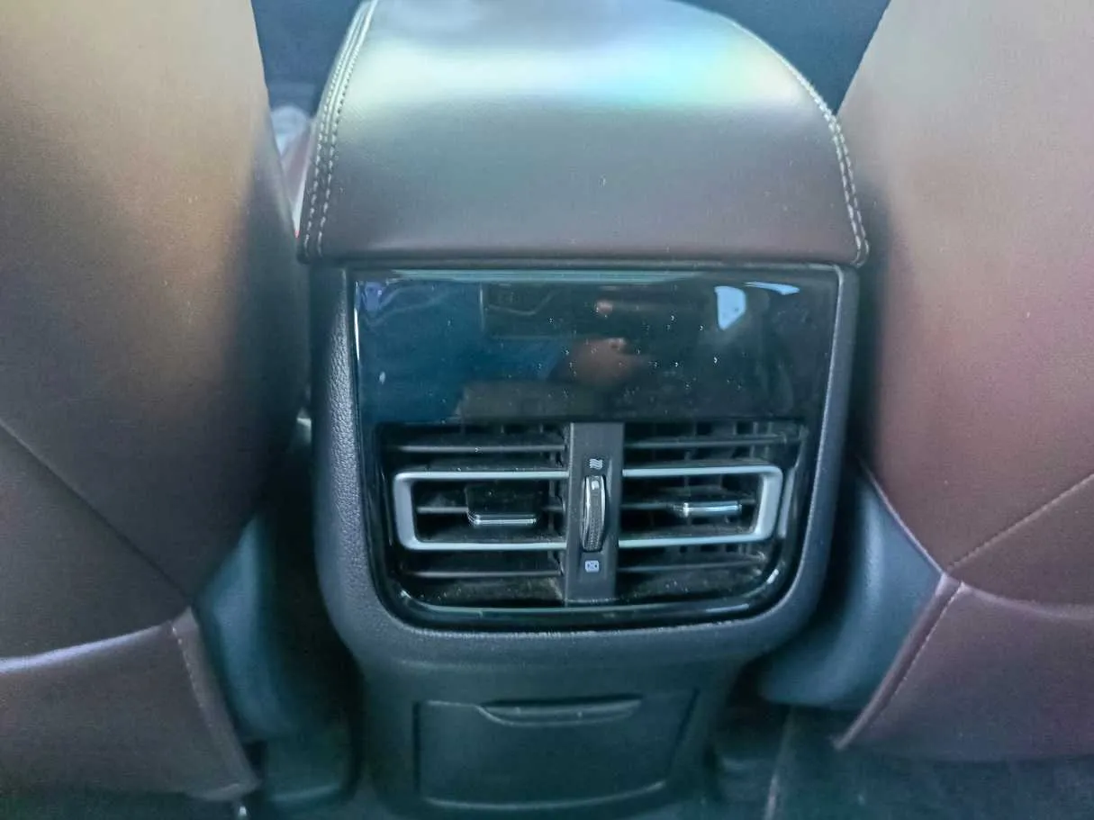 Car image 32