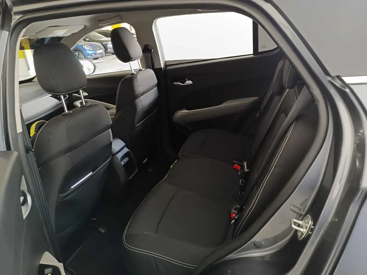 Car image 13