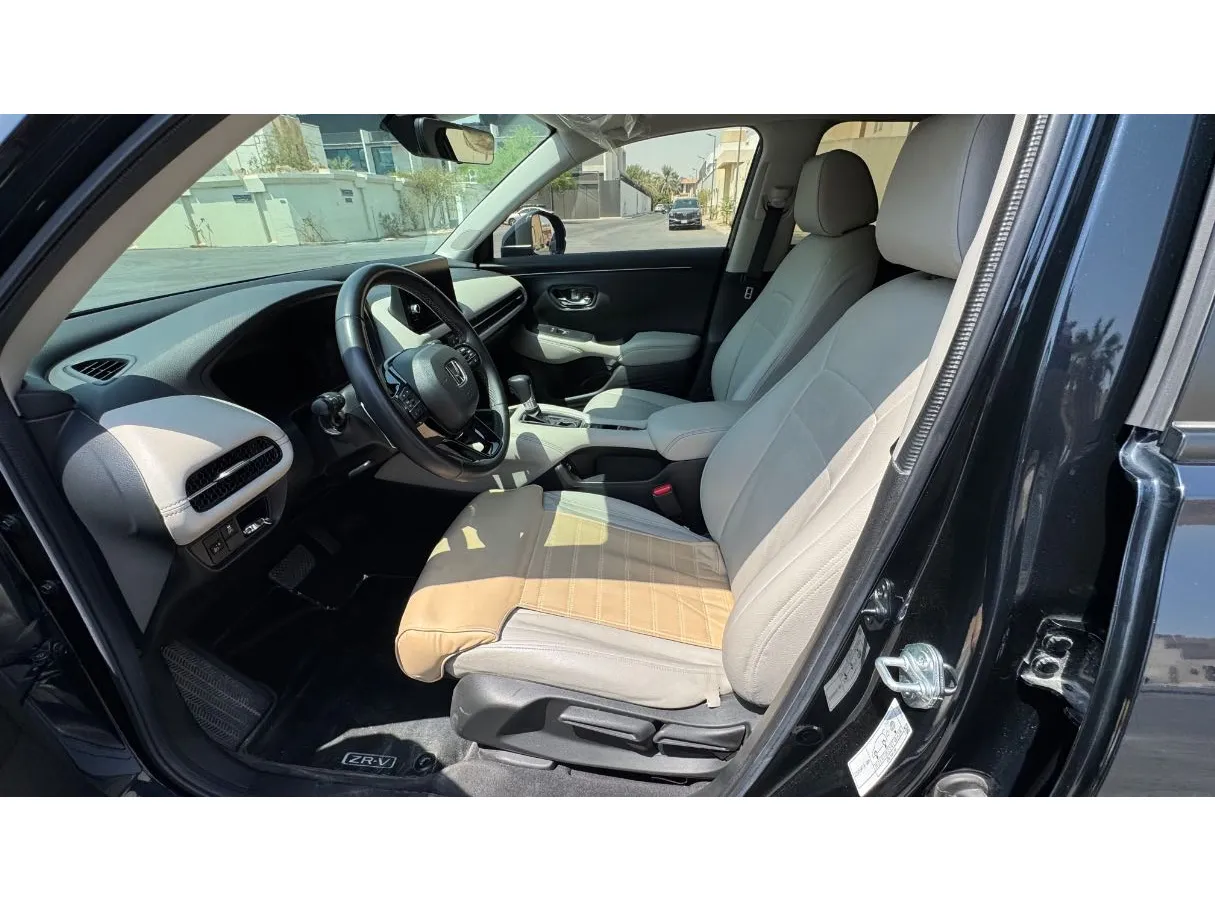 Car image 10