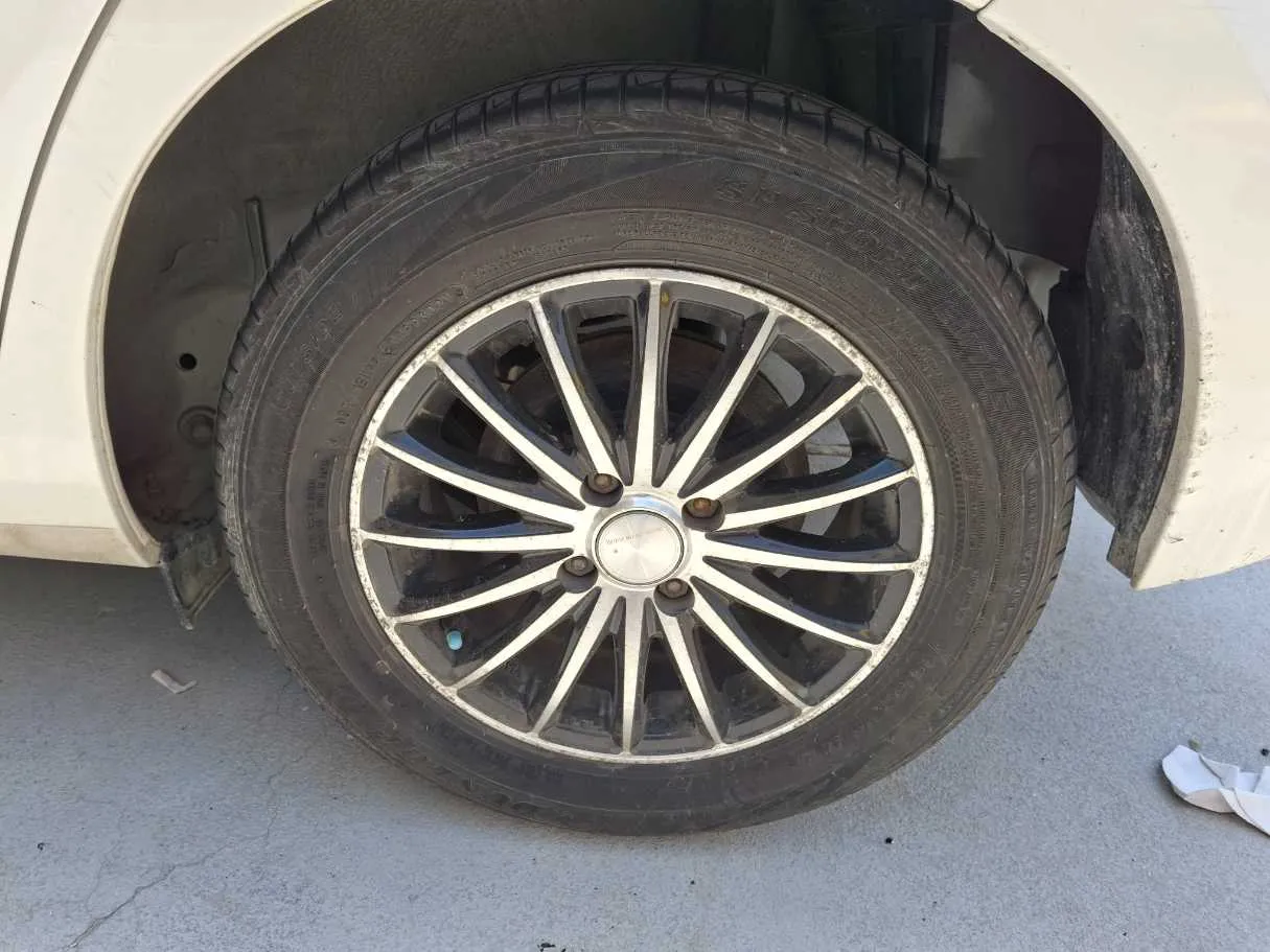 Car image 9