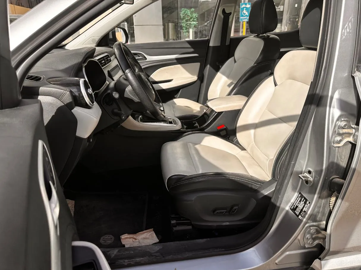 Car image 12