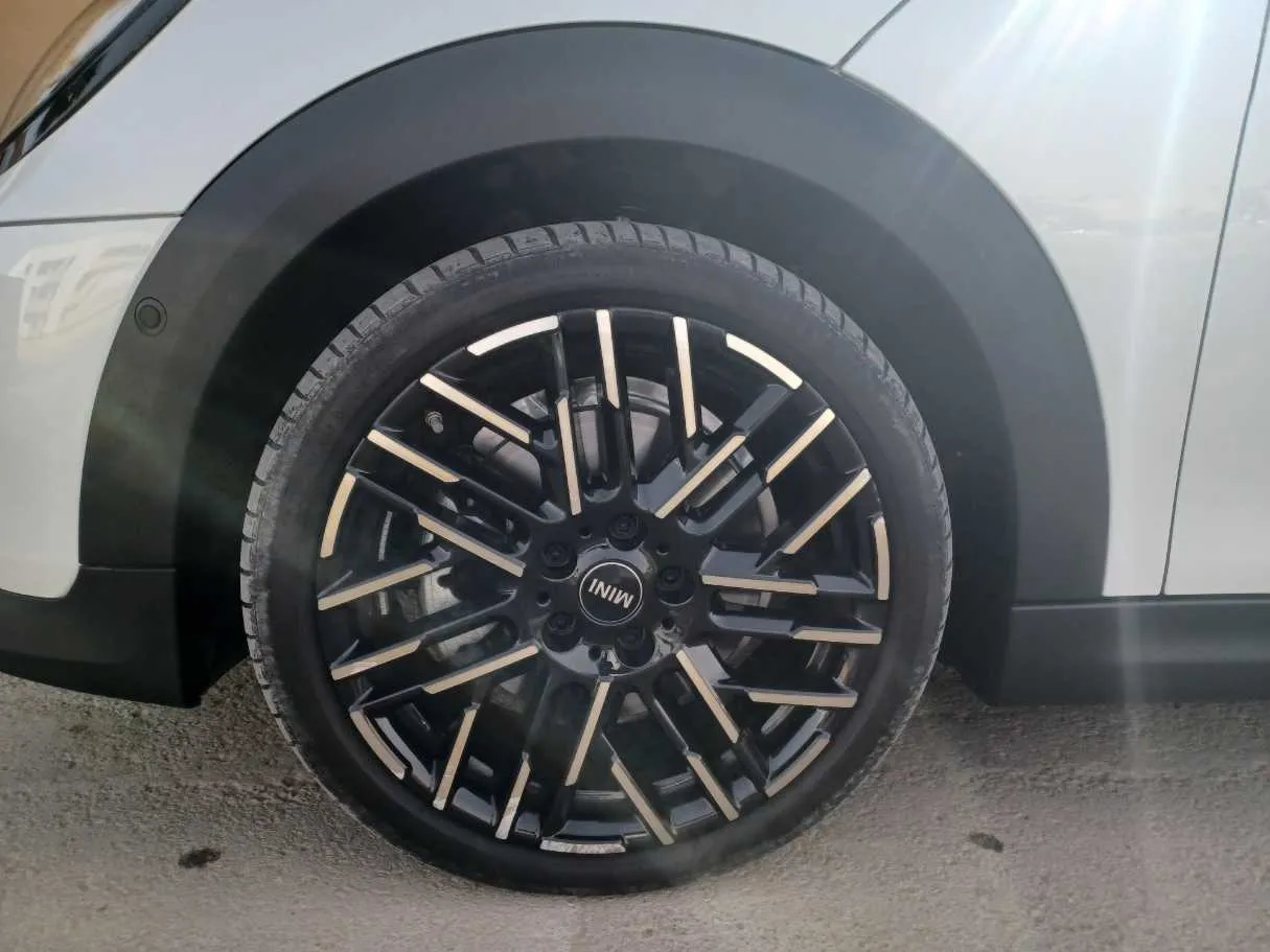 Car image 9