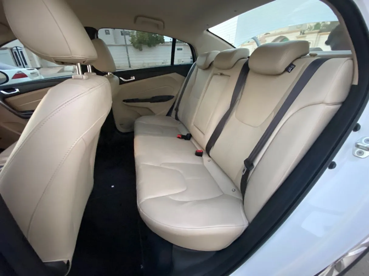 Car image 13
