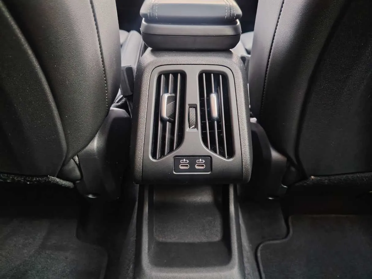 Car image 30