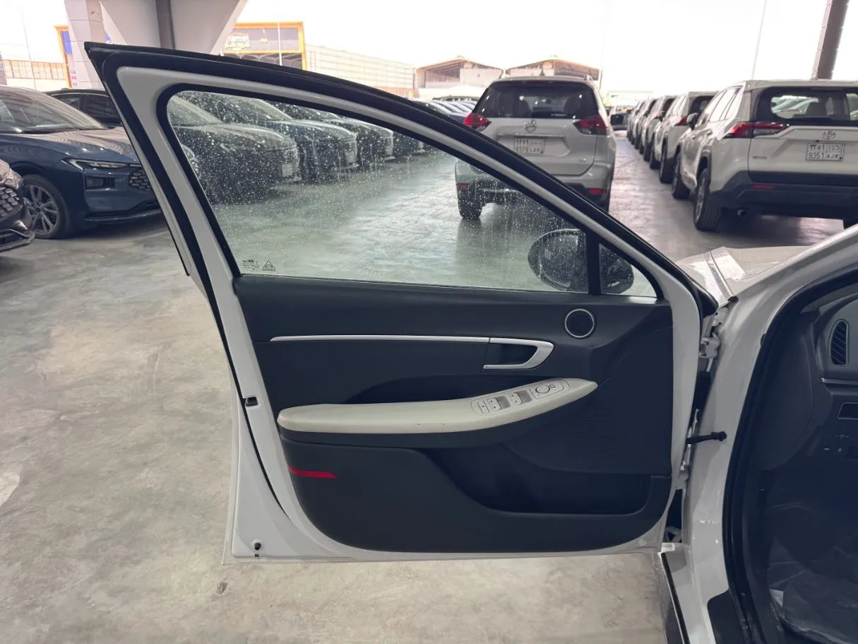 Car image 10