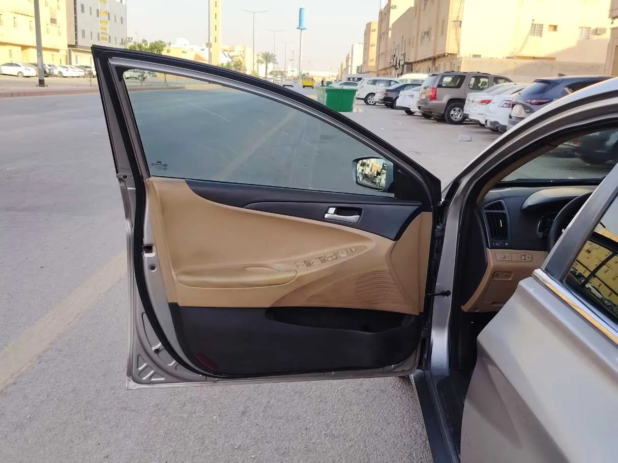 Car image 11