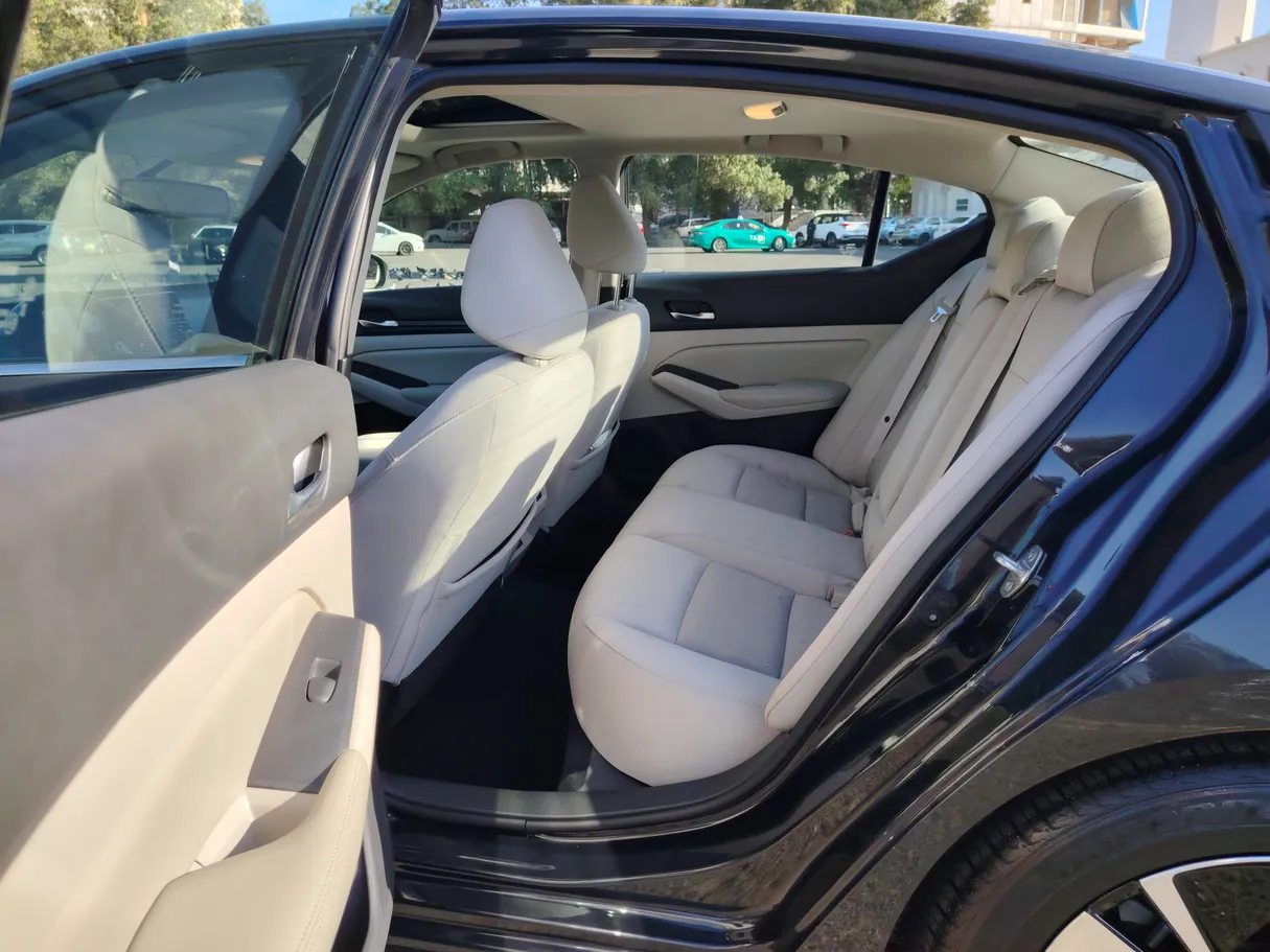 Car image 24