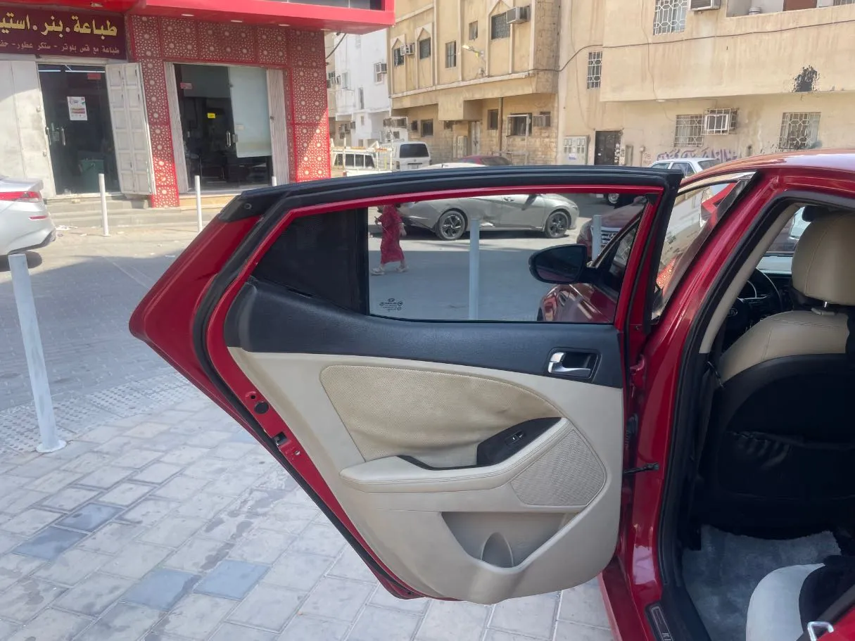 Car image 14