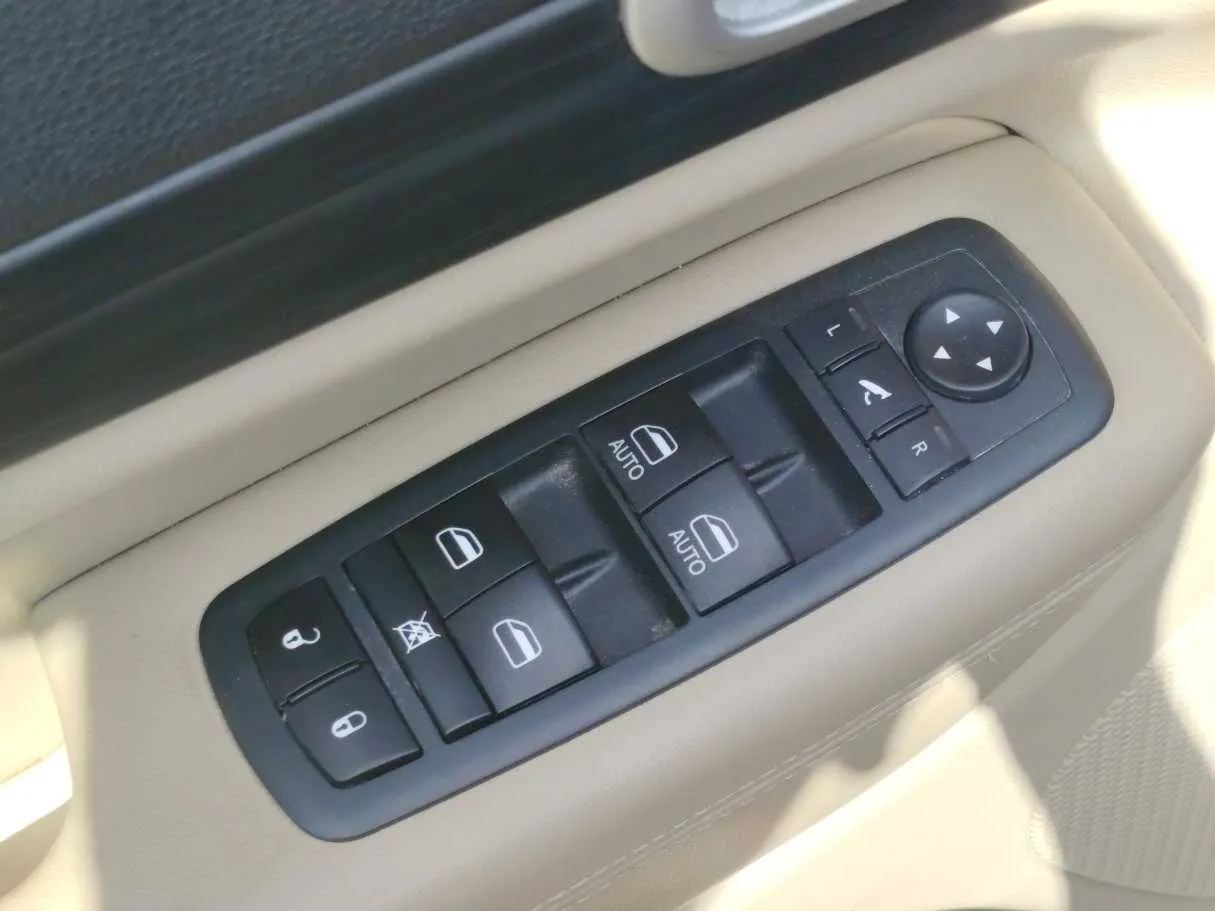 Car image 25