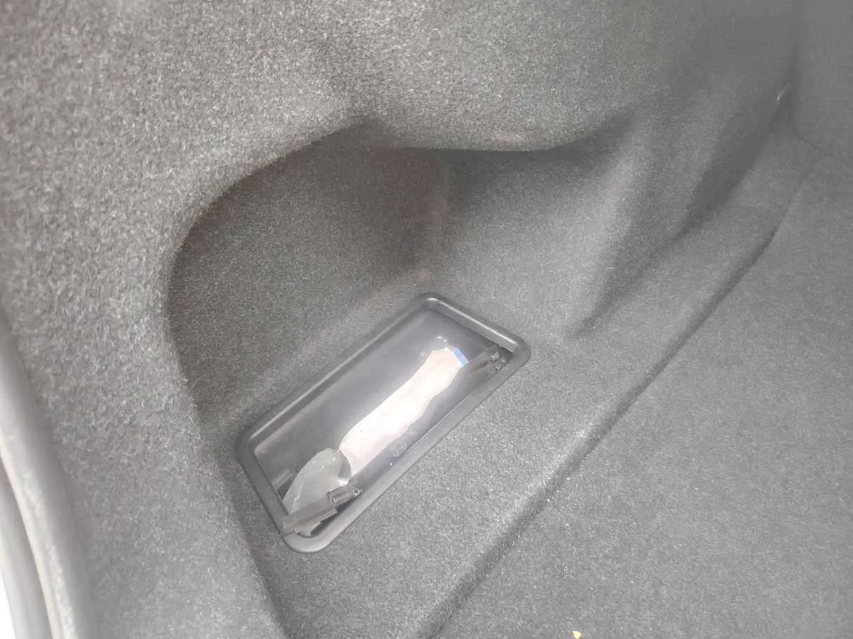 Car image 30