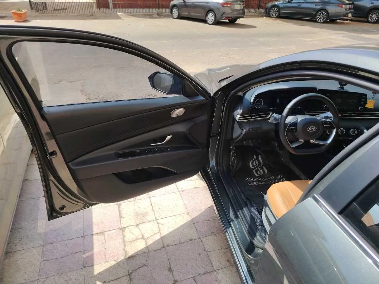 Car image 12