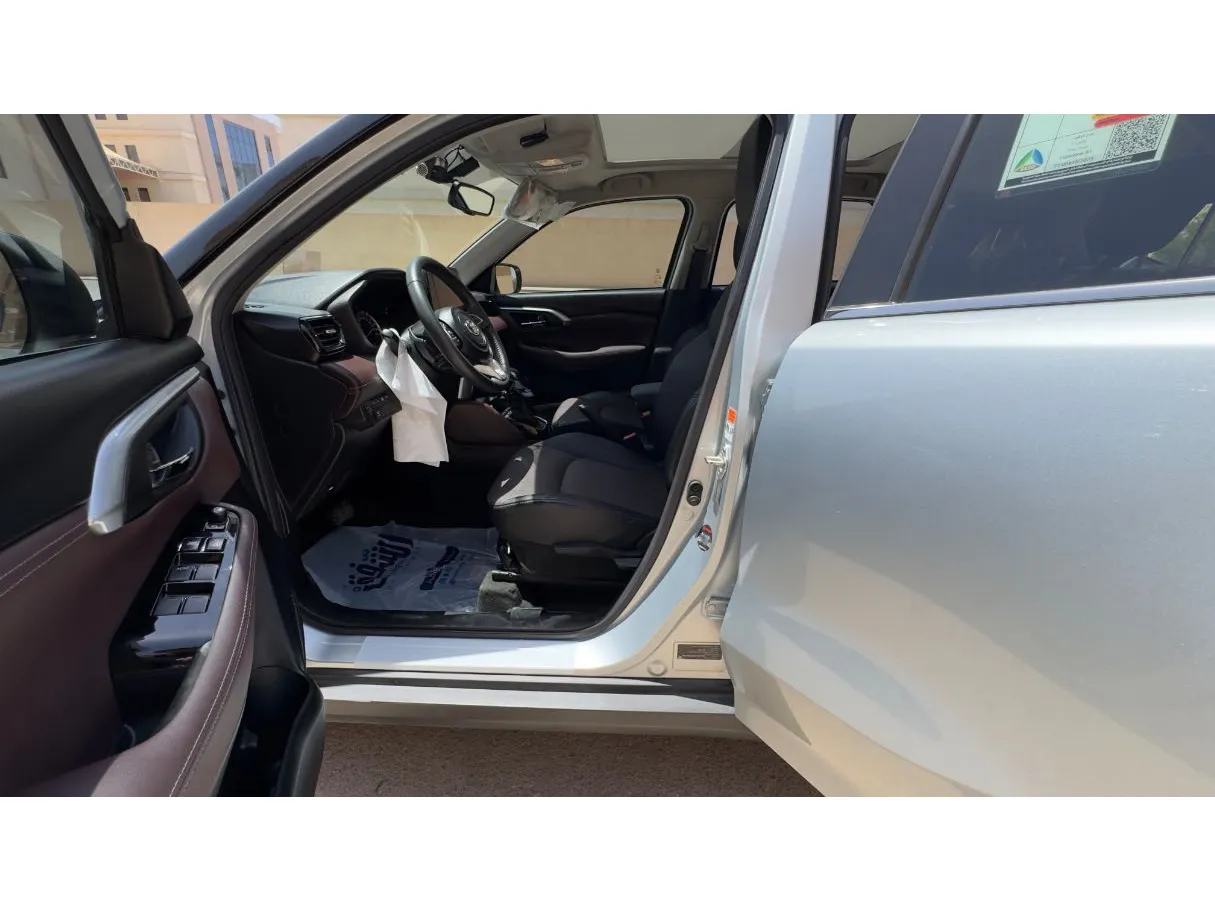 Car image 11