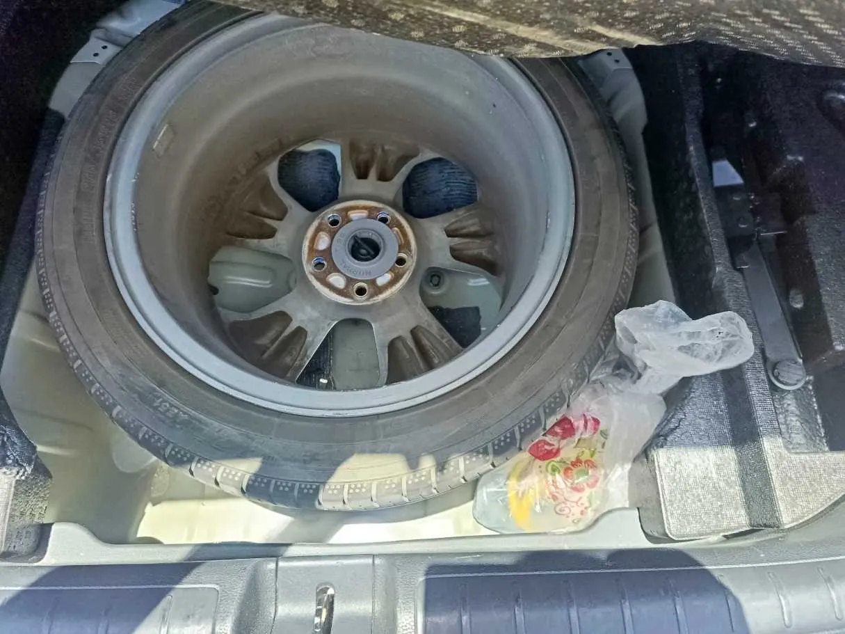 Car image 30