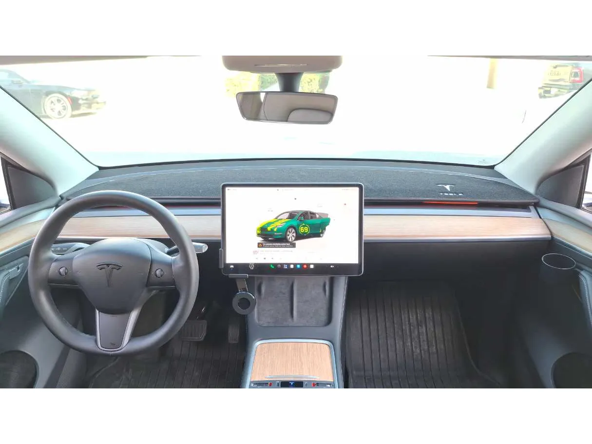 Car image 17