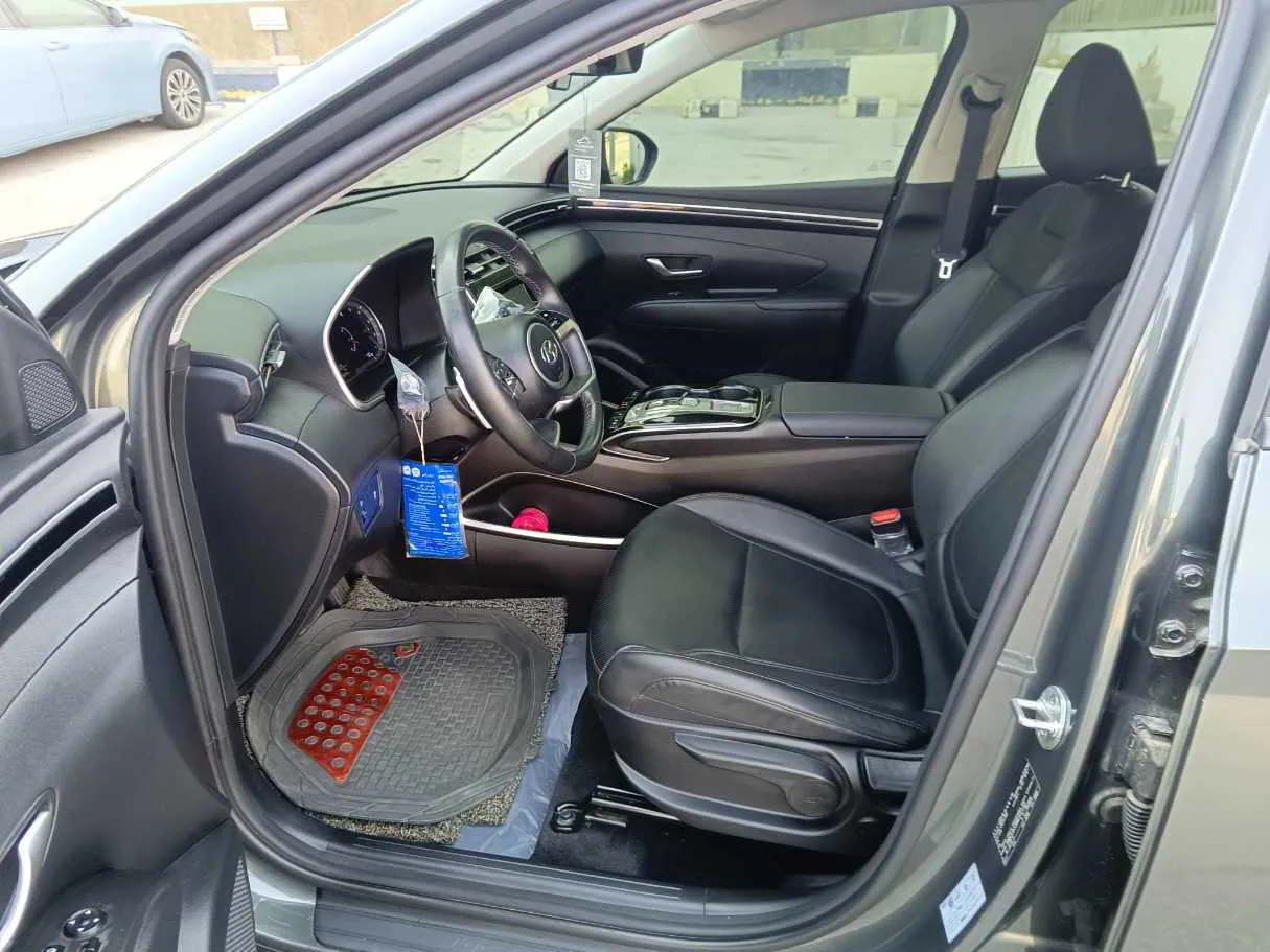 Car image 15