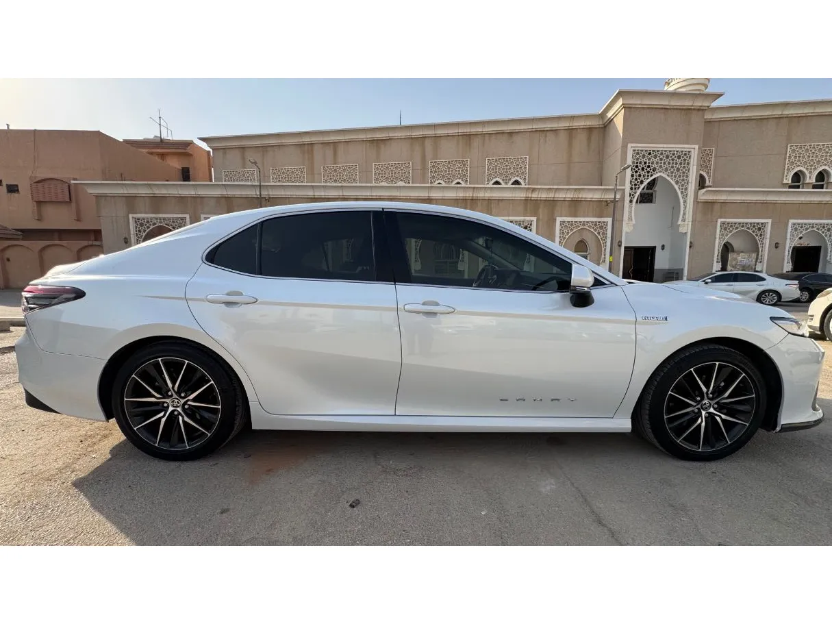 Car image 4