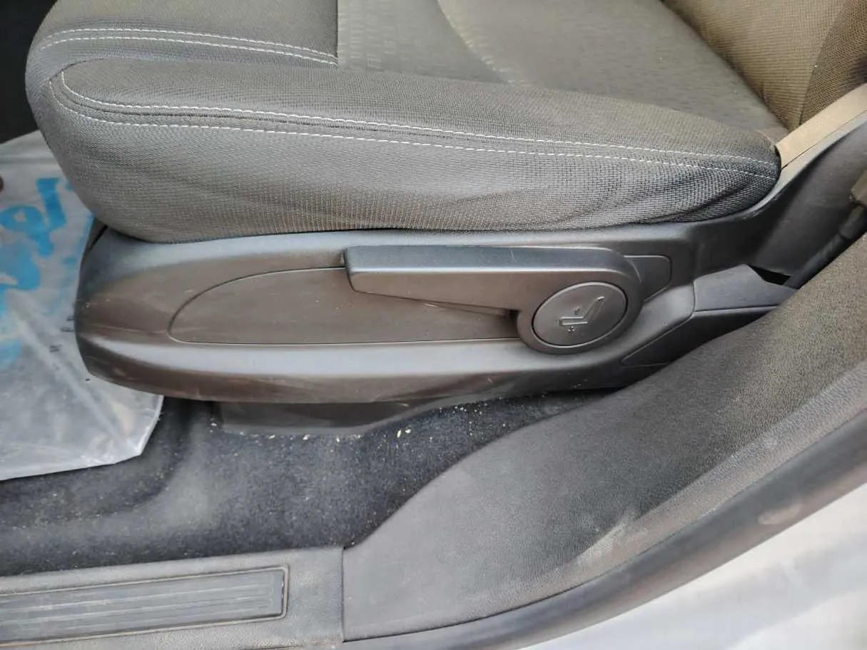 Car image 34