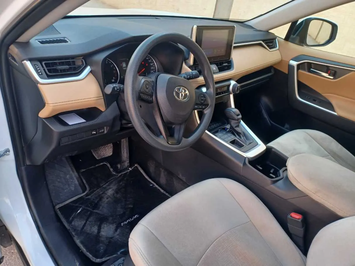 Car image 12