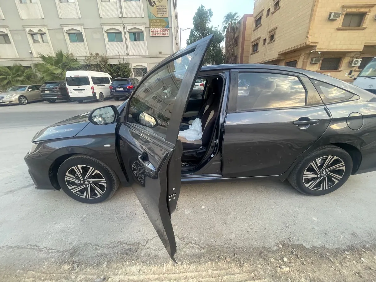 Car image 12