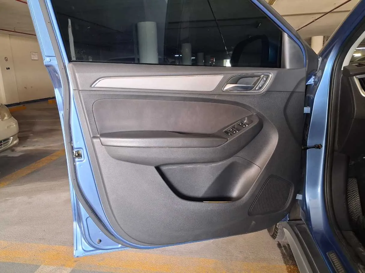 Car image 10